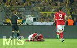 14.08.2016,   DFL Supercup 2016, Borussia Dortmund - FC Bayern Mnchen, im Signal Iduna Park Dortmund. Arturo Vidal (mi., Bayern Mnchen) liegt am Boden