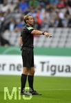 20.08.2016, Fussball DFB Pokal 2016/2017, 1. Runde, TSV 1860 Mnchen - Karlsruher SC, in der Allianzarena Mnchen. Schiedsrichter Sascha Stegemann gibt Anweisungen.