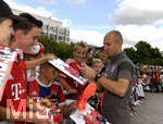 22.08.2016,  Fussball 1.Liga 2016/2017, FC Bayern Mnchen, Fahrzeugbergabe der Dienstfahrzeuge aller Spieler bei der AUDI-AG in Ingolstadt.  Arjen Robben (FC Bayern Mnchen) gibt den Fans Autogramme.