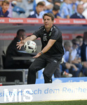 25.09.2016,  Fussball 2.Liga 2016/2017, 7.Spieltag,   TSV 1860 Mnchen - Hannover 96, in der Allianz-Arena Mnchen. Trainer Daniel Stendel (Hannover 96) fngt den Ball. 
