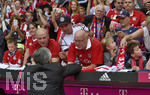 01.10.2016, Fussball 1.Bundesliga 2016/2017, 6.Spieltag, FC Bayern Mnchen - 1.FC Kln, in der Allianz-Arena Mnchen. Trainer Carlo Ancelotti (FC Bayern Mnchen) verteilt Autogramme.