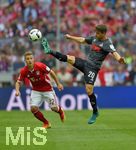 01.10.2016, Fussball 1.Bundesliga 2016/2017, 6.Spieltag, FC Bayern Mnchen - 1.FC Kln, in der Allianz-Arena Mnchen. v.l. Joshua Kimmich (FC Bayern Mnchen) gegen Salih zcan (Kln) 