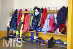 19.10.2016,  Ein Schultag in der Theodor-Heuss-Grundschule in Memmingen.  Vor dem Klassenzimmer ist die Garderobe der Schulkinder voll gehngt mit Jacken. 