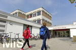 19.10.2016,  Ein Schultag in der Theodor-Heuss-Grundschule in Memmingen.  Zwei Schulkinder kommen zur Schule.