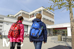 19.10.2016,  Ein Schultag in der Theodor-Heuss-Grundschule in Memmingen.  Zwei Schulkinder kommen zur Schule.