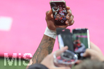 22.10.2016, Fussball 1.Bundesliga 2016/2017, 8.Spieltag, FC Bayern Mnchen - Borussia Mnchengladbach, in der Allianzarena Mnchen.  Torjubel Douglas Costa ( FC Bayern Mnchen) zum 2:0, macht Selfie mit Fan-Handy.  