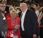 25.11.2016, Fussball Bundesliga 2016/2017,  FC Bayern Mnchen, Jahreshauptversammlung im AUDI-Dome Mnchen. BayernFan Erika Lapp (li) begrt Dieter Hoeness.