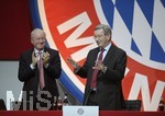 25.11.2016, Fussball Bundesliga 2016/2017,  FC Bayern Mnchen, Jahreshauptversammlung im AUDI-Dome Mnchen. Karl Hopfner (re) feiert seinen Abschied aus dem Prsidium. 