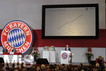 25.11.2016, Fussball Bundesliga 2016/2017,  FC Bayern Mnchen, Jahreshauptversammlung im AUDI-Dome Mnchen. Vorstandsvorsitzender Karl-Heinz Rummenigge (FC Bayern Mnchen) prsentiert die Umsatz-Grafik ber ihm auf dem Monitor, der FC Bayern generiert Rekord-Umstze.