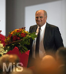 25.11.2016, Fussball Bundesliga 2016/2017,  FC Bayern Mnchen, Jahreshauptversammlung im AUDI-Dome Mnchen. Prsident Uli Hoeness (FC Bayern) hat einen Blumenstrauss zur Rckkehr bekommen.