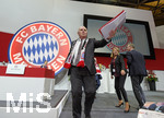 25.11.2016, Fussball Bundesliga 2016/2017,  FC Bayern Mnchen, Jahreshauptversammlung im AUDI-Dome Mnchen. Prsident Uli Hoeness (FC Bayern) mit einer Mappe in der Hand.