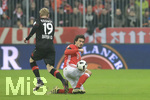 26.11.2016, Fussball 1.Bundesliga 2016/2017, 12.Spieltag, FC Bayern Mnchen - Bayer Leverkusen, in der Allianz-Arena Mnchen. v.li: Julian Brandt (Leverkusen) gegen Mats Hummels (Bayern Mnchen).