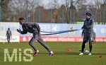 30.11.2016,  Fussball 2.Liga 2016/2017, TSV 1860 Mnchen, Training an der Grnwalderstrasse in Mnchen,  Gummibandtraining re: Daniel Adlung (TSV 1860 Mnchen), li: Felix Uduokhai (TSV 1860 Mnchen).