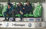 03.12.2016, Fussball 1.Bundesliga 2016/2017, 13.Spieltag, VfL Wolfsburg - Hertha BSC Berlin, in der Volkswagen Arena, Wolfsburg. v.l. Torwart-Trainer Andreas Hilfiker (Wolfsburg) , Manager Klaus Allofs (Wolfsburg) und Co-Trainer Ton Lokhoff (Wolfsburg) 