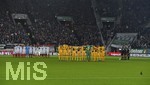 04.12.2016, Fussball 1.Bundesliga 2016/2017, 13.Spieltag,  FC Augsburg - Eintracht Frankfurt, in der WWK-Arena Augsburg. Die beiden Mannschaften gedenken an die Opfer der Flugzeugkatastrope in Brasilien.