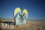 16.01.2017, Halbinsel Troia (Portugal).  Flip-Flops am Sandstrand, 