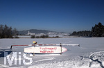 21.01.2017,  Hopfensee in Bayern, Der Hopfensee bei Fssen im Allgu ist ein beliebtes Ausflugsziel auch im Winter.  Das Eisrettungsgert der Wasserwacht am Rand des Sees.