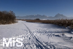 21.01.2017,  Hopfensee in Bayern, Der Hopfensee bei Fssen im Allgu ist ein beliebtes Ausflugsziel auch im Winter. Im Hintergrund der Ort Hopfen am See. Spuren eines Langlufers im Schnee.