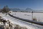 21.01.2017,  Hopfensee in Bayern, Der Hopfensee bei Fssen im Allgu ist ein beliebtes Ausflugsziel auch im Winter. Im Hintergrund der Ort Hopfen am See.