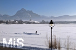 21.01.2017,  Hopfensee in Bayern, Der Hopfensee bei Fssen im Allgu ist ein beliebtes Ausflugsziel auch im Winter. Frs Eisstockschiessen wird der Schnee weggeschoben.