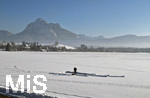 21.01.2017,  Hopfensee in Bayern, Der Hopfensee bei Fssen im Allgu ist ein beliebtes Ausflugsziel auch im Winter. Frs Eisstockschiessen wird auf der Eisschicht auf dem See der Schnee weggeschoben.