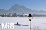 21.01.2017,  Hopfensee in Bayern, Der Hopfensee bei Fssen im Allgu ist ein beliebtes Ausflugsziel auch im Winter. Frs Eisstockschiessen wird der Schnee weggeschoben.