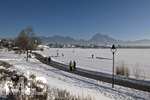 21.01.2017,  Hopfensee in Bayern, Der Hopfensee bei Fssen im Allgu ist ein beliebtes Ausflugsziel auch im Winter fr Spaziergnger. Im Hintergrund der Ort Hopfen am See. 