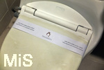 11.01.2017,  Qatar Royal Hotel, Doha (Katar), Auf dem Klodeckel ist eine Banderole die anzeigt, da die Toilette sauber geputzt ist.