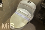 11.01.2017,  Qatar Royal Hotel, Doha (Katar), Auf dem Klodeckel ist eine Banderole die anzeigt, da die Toilette sauber geputzt ist.