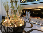11.01.2017,  W-Hotel, Doha (Katar),  Kerzen-Lampen in der Lobby.