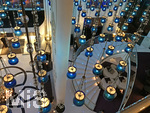 11.01.2017,  W-Hotel, Doha (Katar),  Designer-Lampen in der Lobby.
