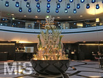 11.01.2017,  W-Hotel, Doha (Katar),  Kerzen-Lampen in der Lobby. Deckenlampen.