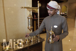 11.01.2017,  Mvenpick Hotel Al Aziziyah, Doha (Katar), Bediensteter schenkt Kaffee und Tee in der Lobby aus.