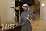11.01.2017,  Mvenpick Hotel Al Aziziyah, Doha (Katar), Bediensteter schenkt Kaffee und Tee in der Lobby aus.