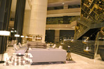 09.01.2017,  Doha (Katar).  AlRayyan Hotel Doha, Curio Collection by Hilton, in der Mall of Qatar, Al Rayyan, Doha. 5 Sterne Hotel. Die Lobby mit goldfarbenen Verzierungen an den Wnden.  