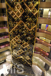 09.01.2017,  Doha (Katar).  AlRayyan Hotel Doha, Curio Collection by Hilton, in der Mall of Qatar, Al Rayyan, Doha. 5 Sterne Hotel. Die Lobby mit Blick nach unten. Goldfarben dominieren an den Wnden.