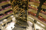 09.01.2017,  Doha (Katar).  AlRayyan Hotel Doha, Curio Collection by Hilton, in der Mall of Qatar, Al Rayyan, Doha. 5 Sterne Hotel. Die Lobby mit Blick nach unten. Goldfarben dominieren an den Wnden.