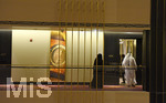09.01.2017,  Doha (Katar).  AlRayyan Hotel Doha, Curio Collection by Hilton, in der Mall of Qatar, Al Rayyan, Doha. 5 Sterne Hotel. Gste gehen auf ihr Zimmer.