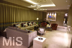 09.01.2017,  Doha (Katar).  AlRayyan Hotel Doha, Curio Collection by Hilton, in der Mall of Qatar, Al Rayyan, Doha. 5 Sterne Hotel. Designer-Lampe im Wohnzimmer einer Luxus-Suite. 