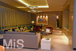 09.01.2017,  Doha (Katar).  AlRayyan Hotel Doha, Curio Collection by Hilton, in der Mall of Qatar, Al Rayyan, Doha. 5 Sterne Hotel. Designer-Lampe im Wohnzimmer einer Luxus-Suite. 