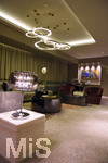 09.01.2017,  Doha (Katar).  AlRayyan Hotel Doha, Curio Collection by Hilton, in der Mall of Qatar, Al Rayyan, Doha. 5 Sterne Hotel. Designer-Lampe in einer Luxus-Suite. 