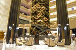 09.01.2017,  Doha (Katar).  AlRayyan Hotel Doha, Curio Collection by Hilton, in der Mall of Qatar, Al Rayyan, Doha. 5 Sterne Hotel. Die Lobby mit goldfarbenen Verzierungen an den Wnden.