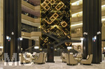 09.01.2017,  Doha (Katar).  AlRayyan Hotel Doha, Curio Collection by Hilton, in der Mall of Qatar, Al Rayyan, Doha. 5 Sterne Hotel. Die Lobby mit goldfarbenen Verzierungen an den Wnden.  