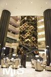09.01.2017,  Doha (Katar).  AlRayyan Hotel Doha, Curio Collection by Hilton, in der Mall of Qatar, Al Rayyan, Doha. 5 Sterne Hotel. Die Lobby mit goldfarbenen Verzierungen an den Wnden.