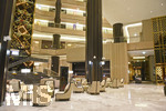 09.01.2017,  Doha (Katar).  AlRayyan Hotel Doha, Curio Collection by Hilton, in der Mall of Qatar, Al Rayyan, Doha. 5 Sterne Hotel. Die Lobby mit goldfarbenen Verzierungen an den Wnden. 