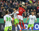 07.02.2017, Fussball DFB Pokal 2016/2017, 3. Runde, FC Bayern Mnchen - VfL Wolfsburg, in der Allianz-Arena Mnchen.  v.li: Ricardo Rodriguez (Wolfsburg) gegen Arturo Vidal (FC Bayern Mnchen).