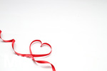 11.02.2017, am 14. Februar ist Valentinstag. Rotes Band mit Herz symbolisiert die Verliebtheit. 
 
