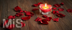 11.02.2017, am 14. Februar ist Valentinstag. Rote Herz-Kerze brennt fr die Liebe.
 
