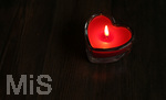 11.02.2017, am 14. Februar ist Valentinstag. Rote Herz-Kerze brennt fr die Liebe.
 
