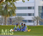 10.01.2017,   Doha (Katar). Sportzentrum Aspire Academy bei Doha,  Arbeiter machen Pause auf der Wiese, 